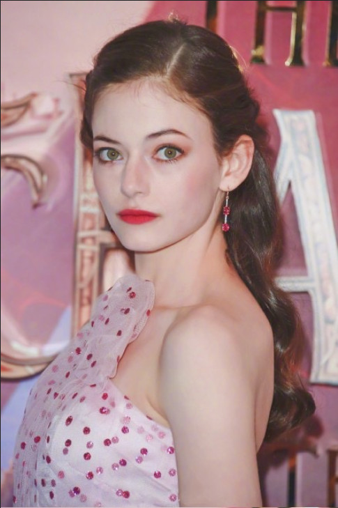 欧美美女明星Mackenzie Foy《胡桃夹子与四个王国》