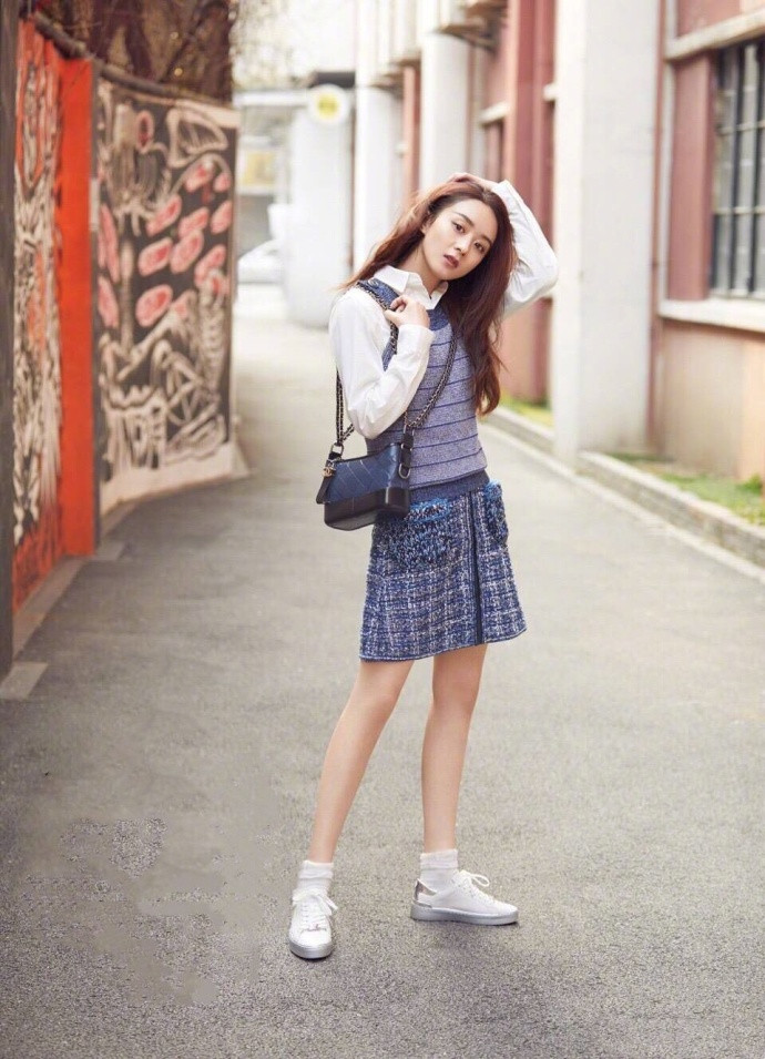 河北美女明星赵丽颖时尚街拍清新活泼又凸显少