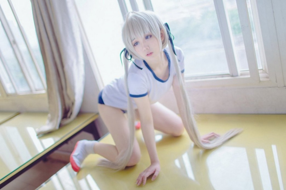 浅野菌子银发眼神撩人体操服大胆写真
