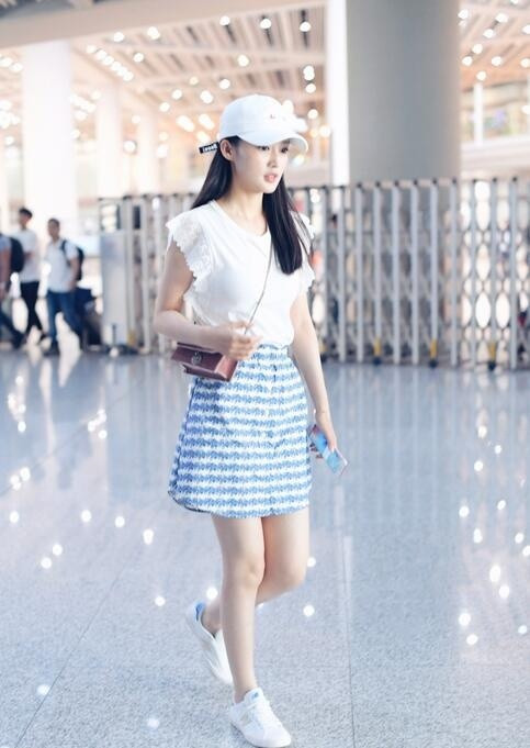 内地美女演员李沁身穿蕾丝边白色无袖上衣搭配