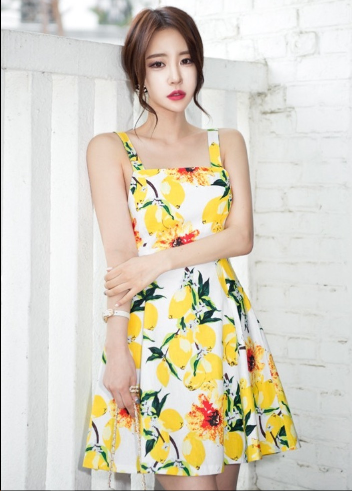 美女模特图片_模特扎低马尾穿碎花裙尽显女神气