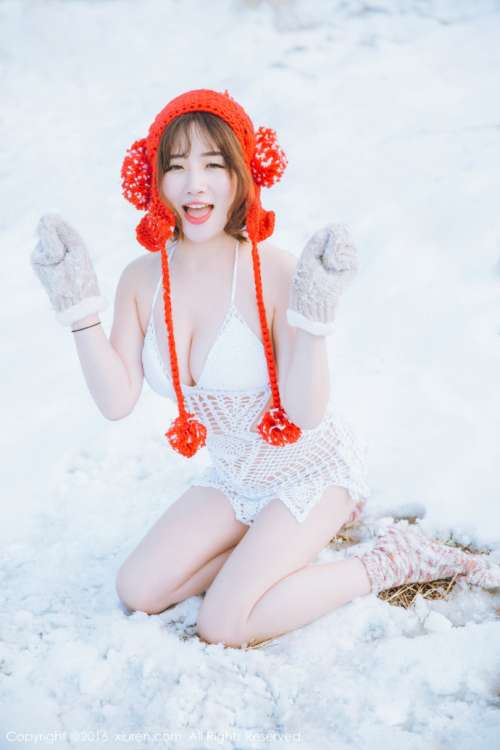 美女模特雪地里戴红帽穿比基尼性感写真