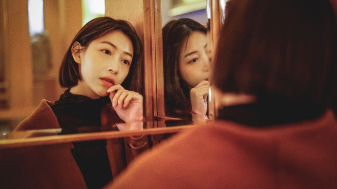 人气女星温雅韩国街拍温暖的圣诞灯光下化身美