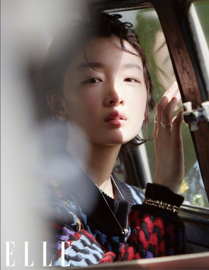 河北美女明星周冬雨登上ELLE中国版八月刊封面时