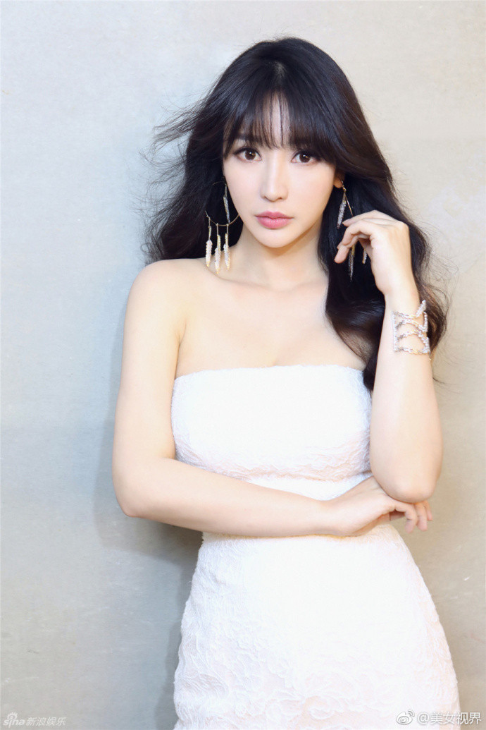 性感女星刘岩白色连衣裤优雅写真