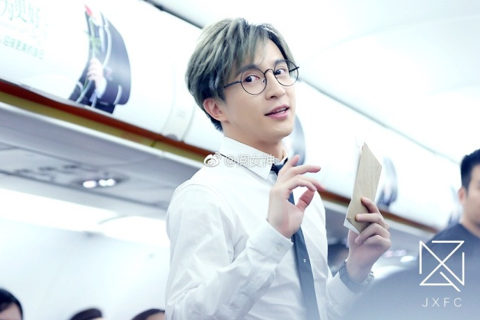 上海帅哥男明星薛之谦晒牵手照与前妻复合:那就