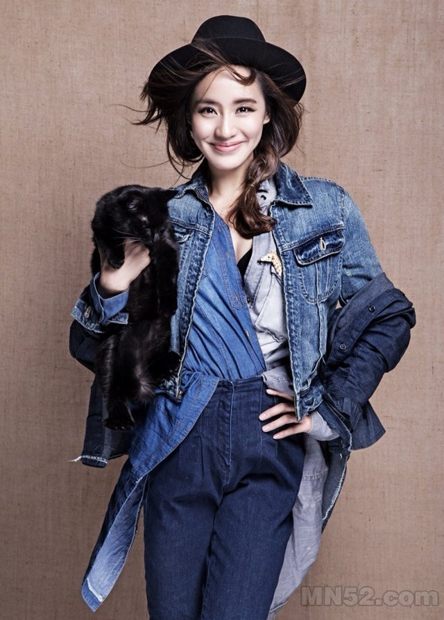 女星王智与喵星人写真个性十足