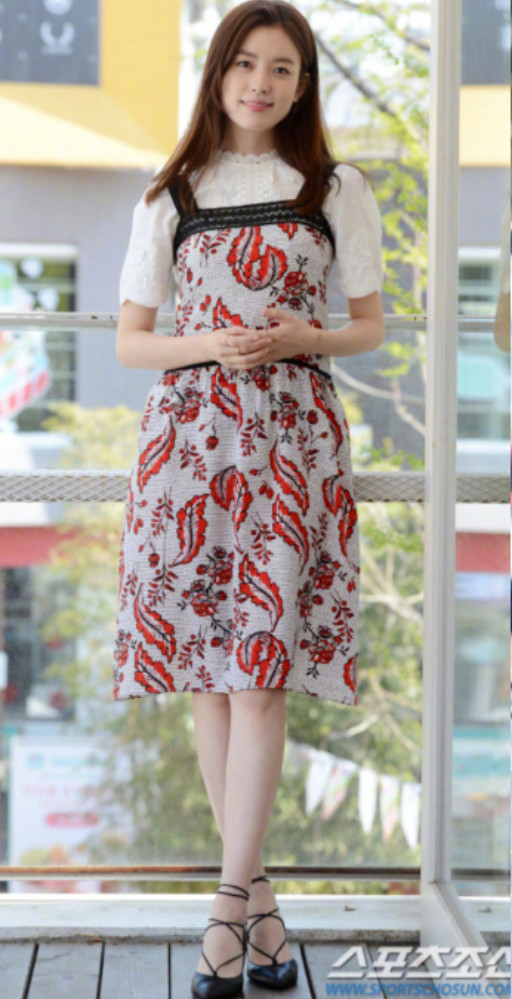 韩国美女明星韩孝珠私服穿搭Look机场时尚街拍图