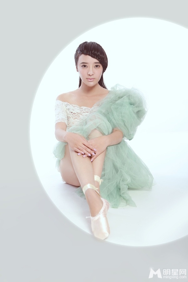 内地美女明星女演员张璇时尚造型迷人写真