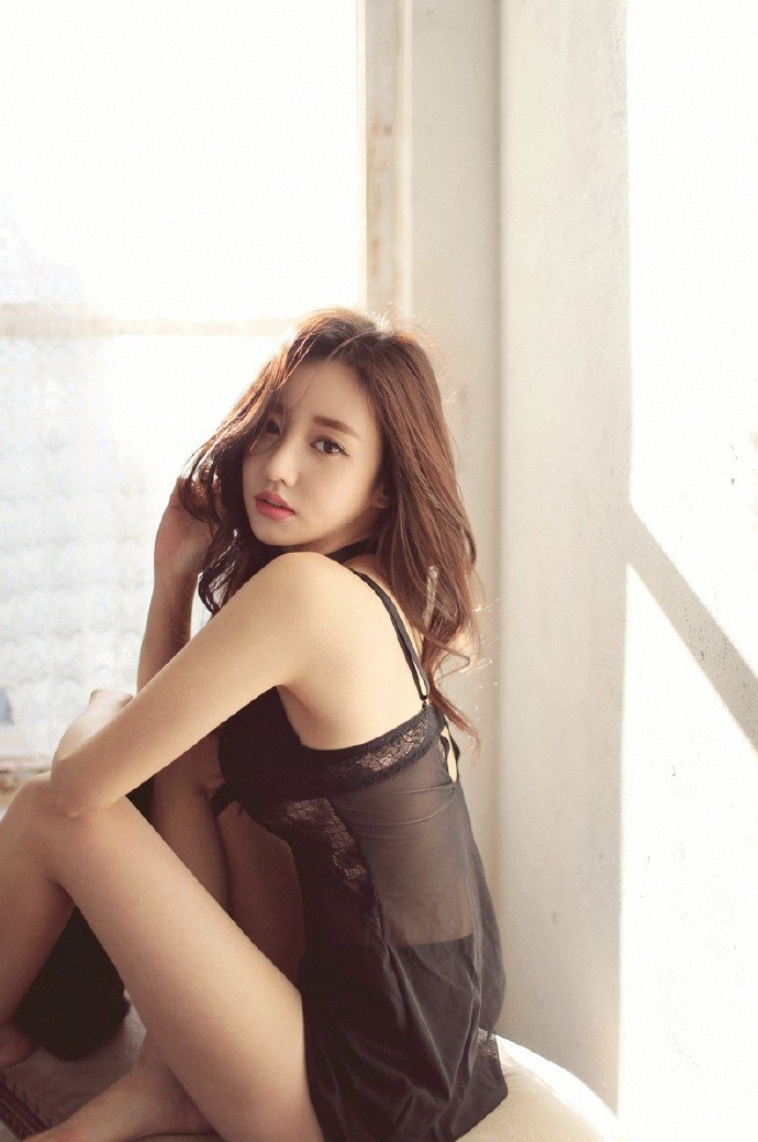 睡衣美女超性感酥胸美腿诱惑私房图片