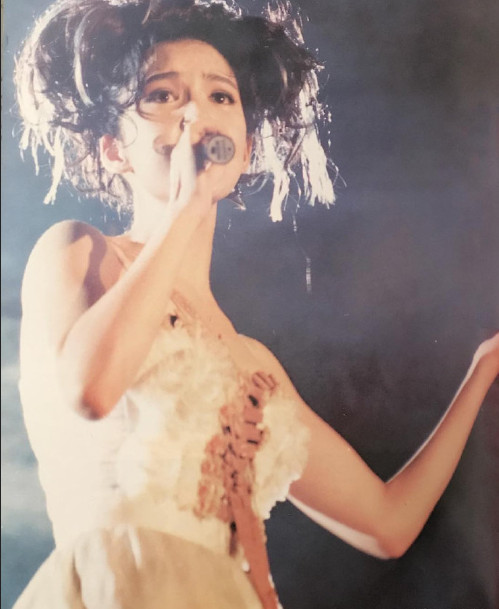 香港美女明星周慧敏25年前演唱会的旧照图片