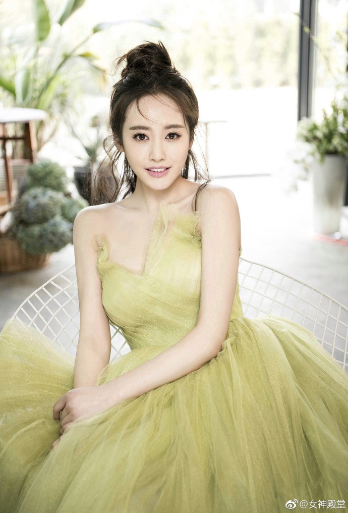 新人小花李纯超美气质完美身材曲线写真