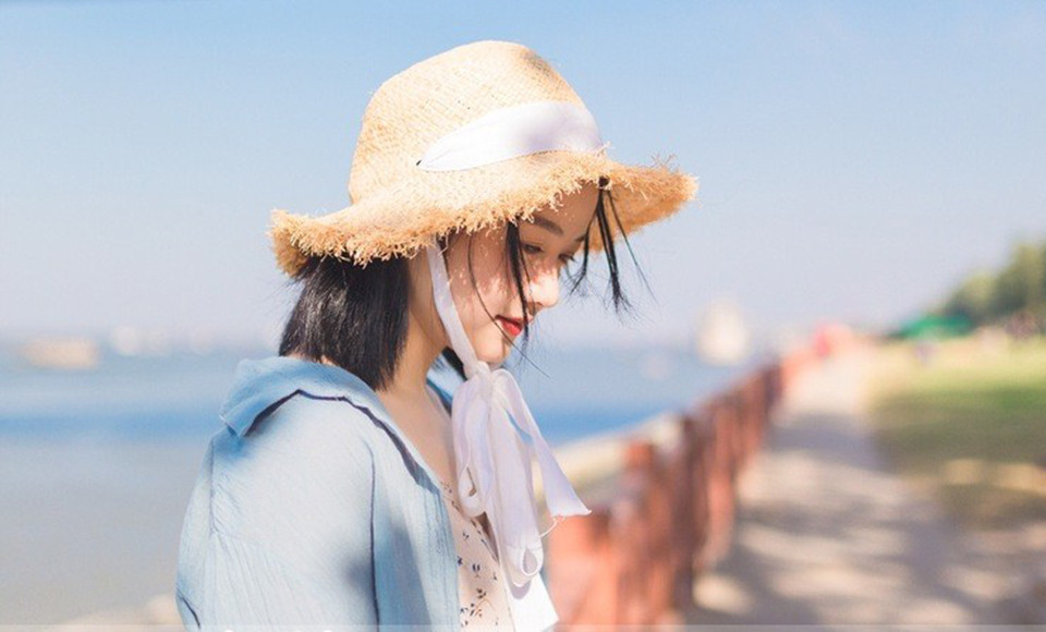 草帽少女写真,草帽少女沐浴阳光笑脸正能量写真