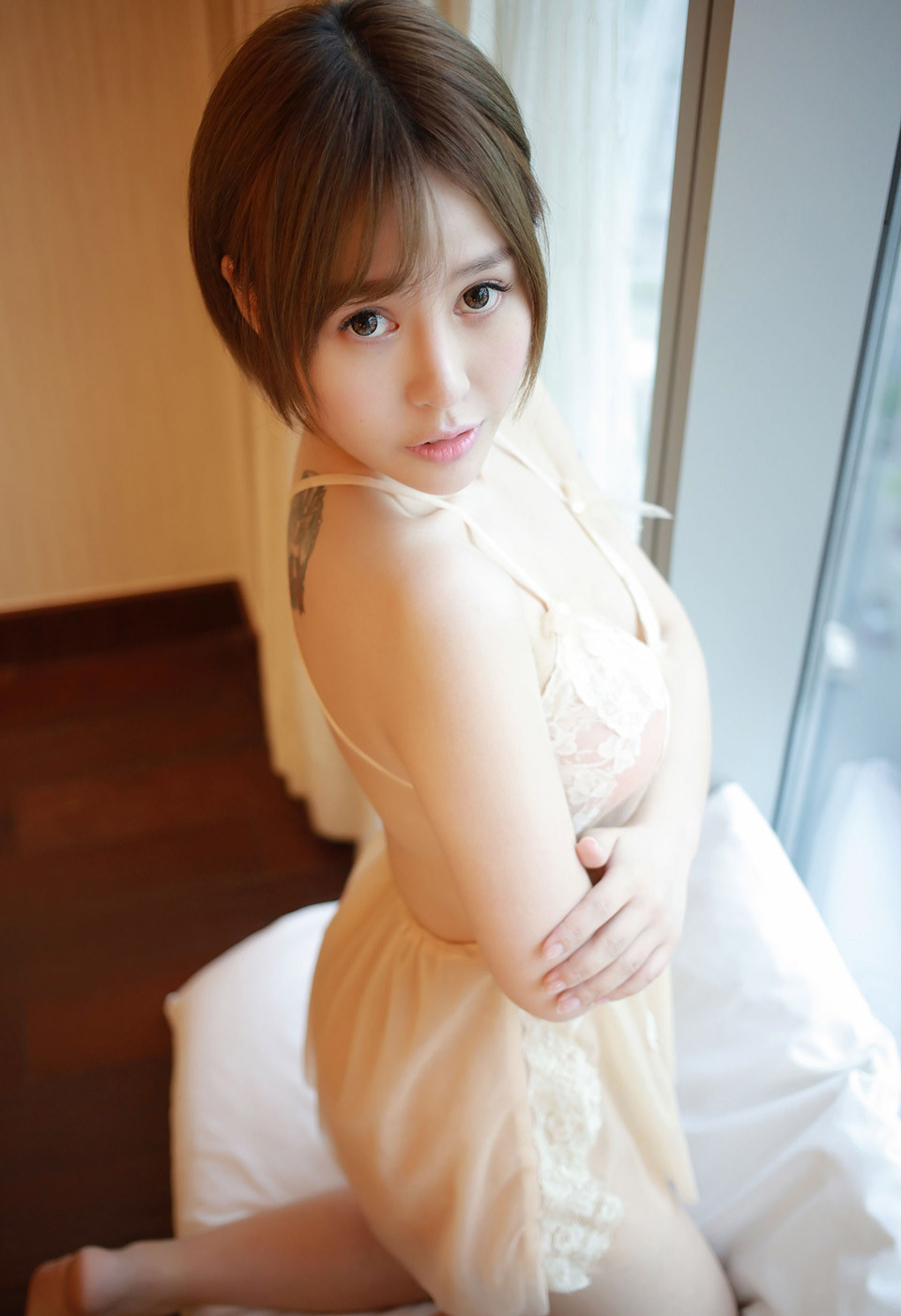 粉嫩小女生Evelyn艾莉无圣光丰乳翘臀迷人诱惑写真