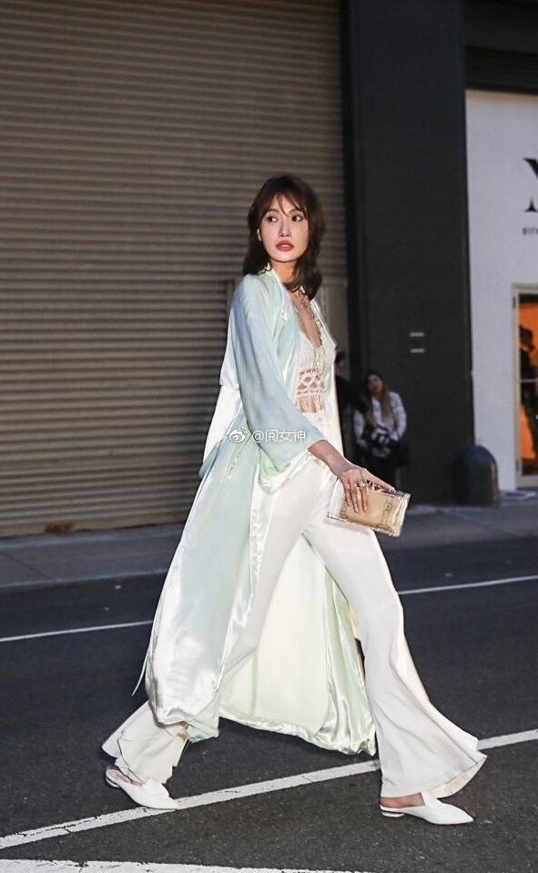 短发美女明星李斯羽一袭今年最流行的睡袍look显