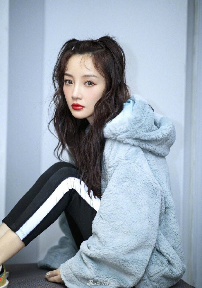 北京美女明星辣妈李小璐晒最新美照好身材图片
