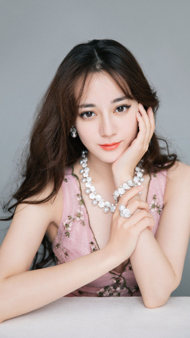 迪丽热巴性感时尚大牌写真图片手机壁纸