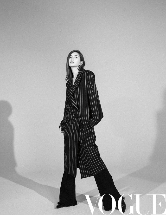 中国内地女演员江疏影VOGUE大片从容坚定