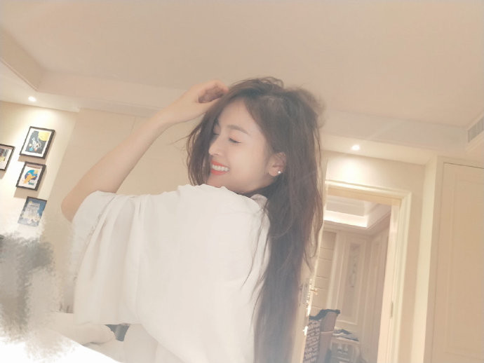 海南美女图片 内地女明星吴宣仪深夜自拍图片