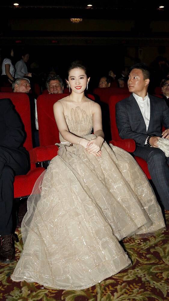 小仙女刘亦菲身穿Elie Saab礼服优雅亮相蒙特利尔