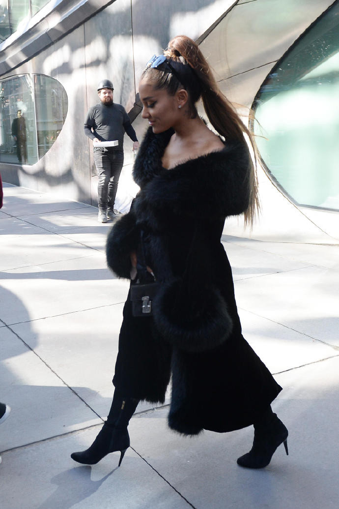 欧美美女明星Ariana Grande纽约街拍图片