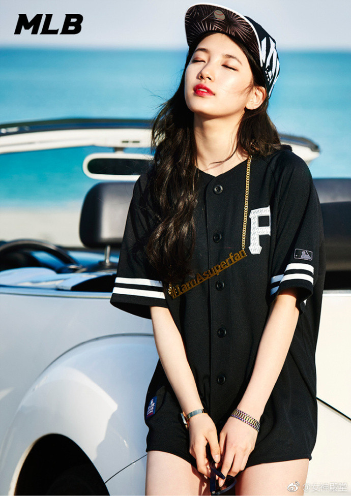 韩国美女明星_美少女裴秀智阳光草坪清纯写真