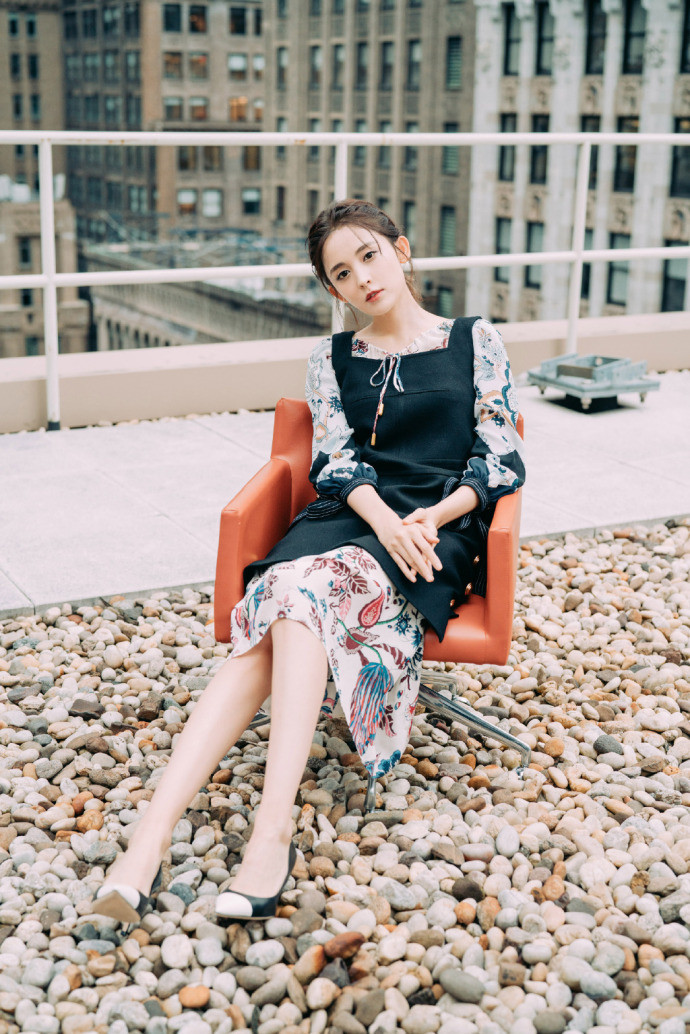 古力娜扎图片_新疆维吾尔族美女古力娜扎背带裙
