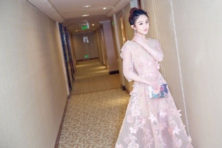 河北美女明星赵丽颖粉色婚纱晚礼服唯美写真