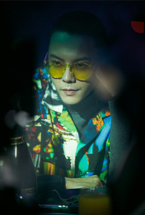 香港男明星陈伟霆花衬衫搭配高领毛衣时尚图片