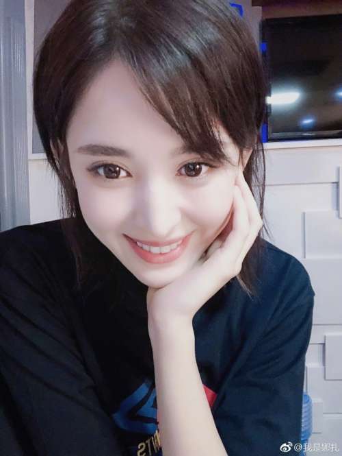新疆美女明星古力娜扎化身猫系美少女可爱图片