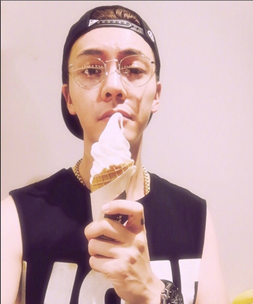 早上好香港男明星帅哥陈伟霆的老婆团上线了吗