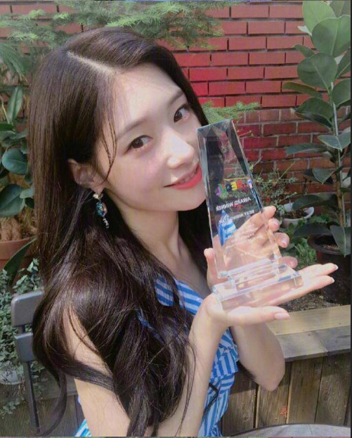 韩国美女明星97年清纯甜美的小仙女郑采妍图片