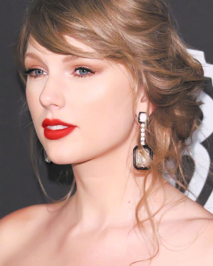 欧美美女图片 欧美女歌手Taylor Swift性感黑裙搭配