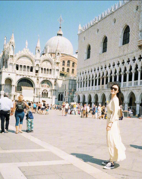 中国美女图片 街拍美女倪妮初秋旅游拍照姿势图