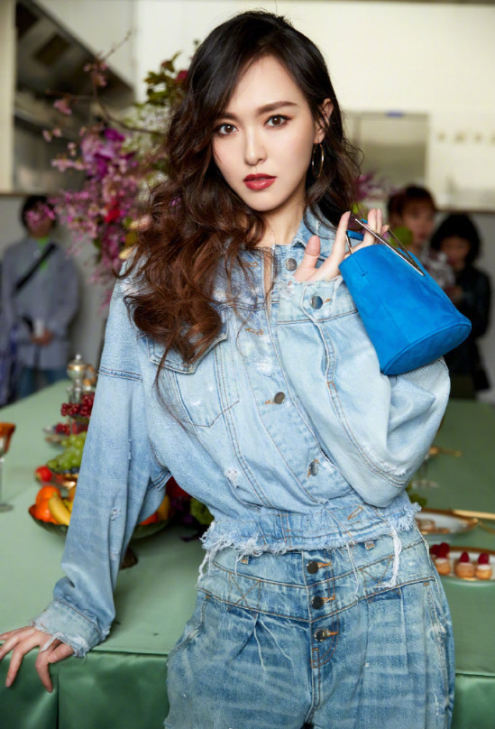 上海美女明星唐嫣现身RogerVivier2019秋冬系列牛仔