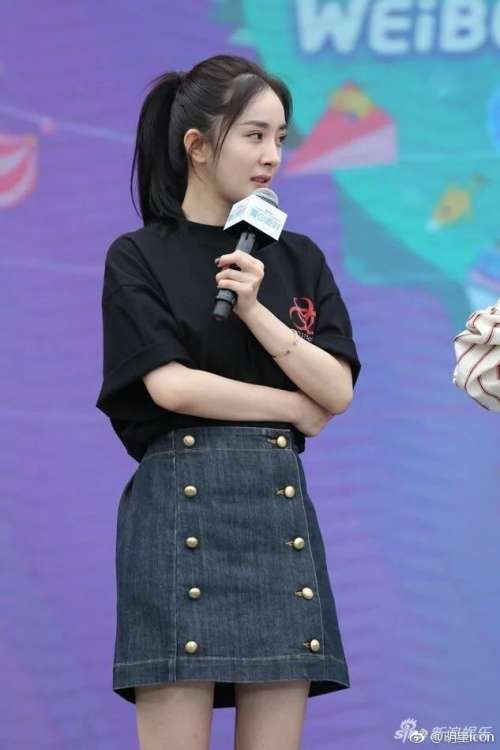 北京美女明星杨幂头扎马尾活力满满少女范儿亮