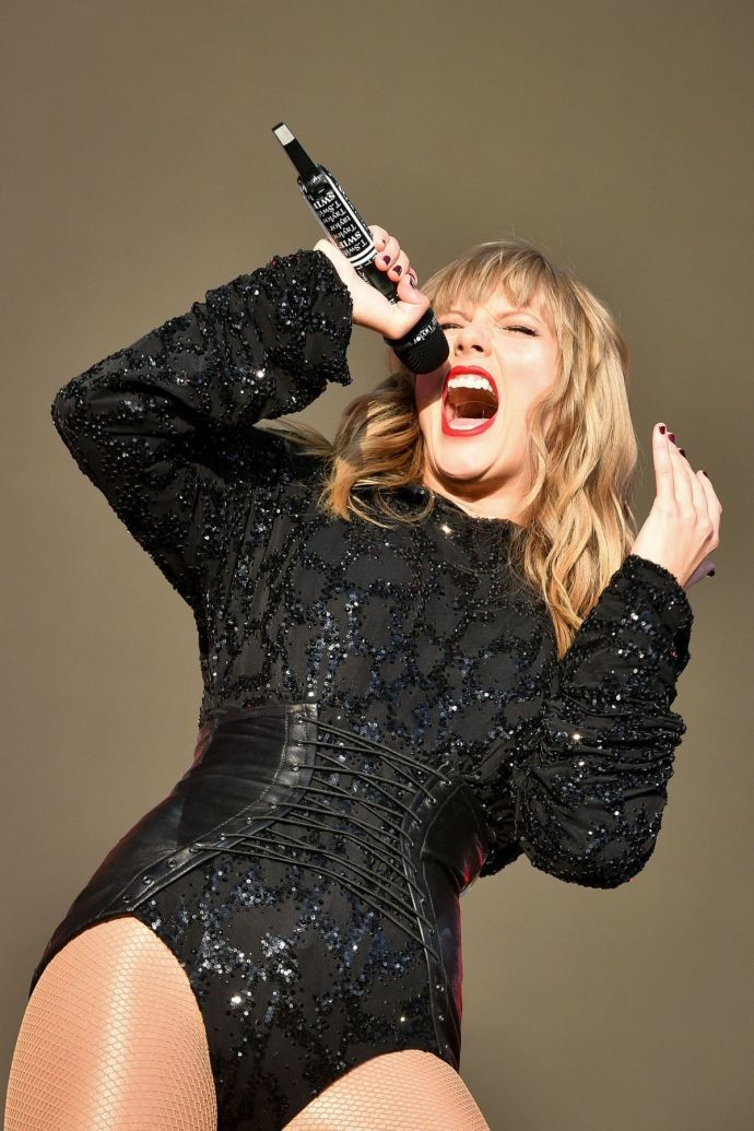 欧美美女明星Taylor Swift霉霉在BBC周末音乐节的表