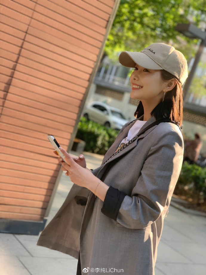 安徽美女图片 中国女星李纯春日街拍图片