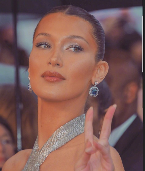 欧美美女图片 超模Bella Hadid美背图片