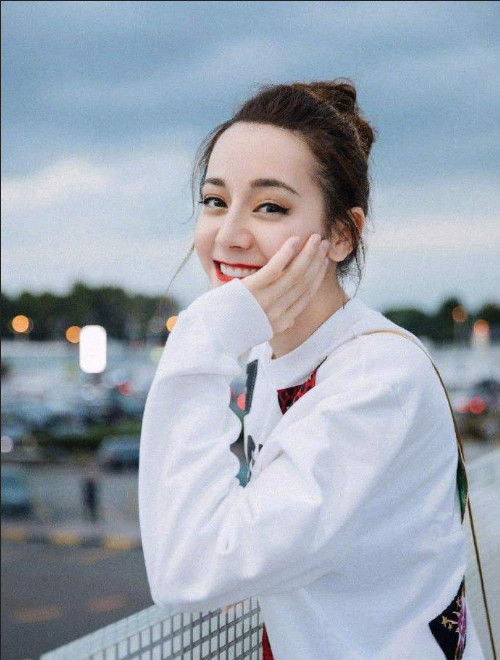 好看的明星美女迪丽热巴图片