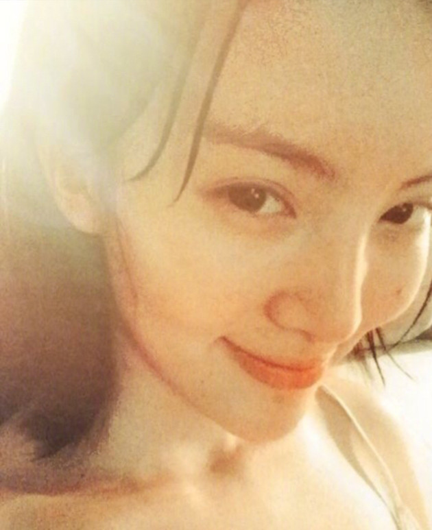 山东美女明星金晨素颜女神呆萌可爱图片