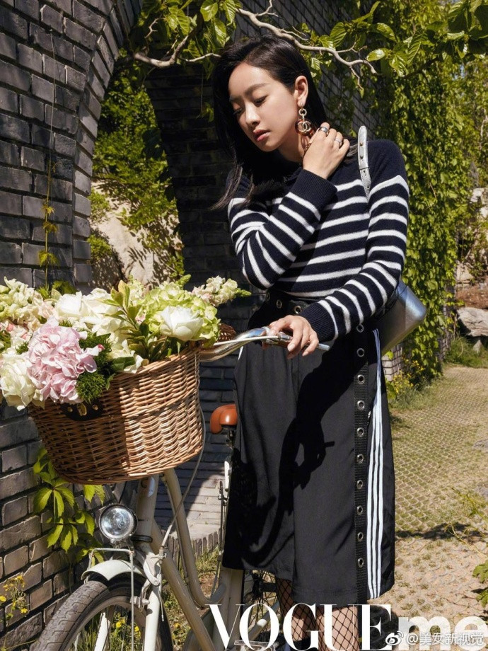 青岛美女明星宋茜俏皮风写真推着单车置身花海