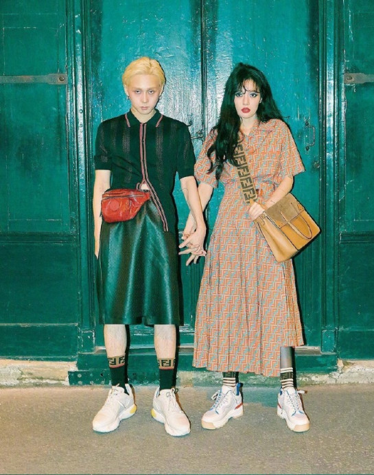 韩国明星泫雅x晓钟《DAZED》12月刊封面图片