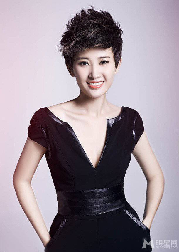 美女演员吕夏短发造型尽显时尚干练