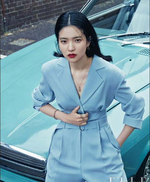 韩国美女图片 金牛座女生金泰梨《ELLE》冷艳红唇