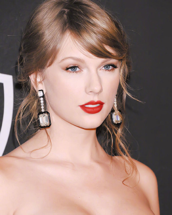 欧美美女图片 欧美女歌手Taylor Swift性感黑裙搭配