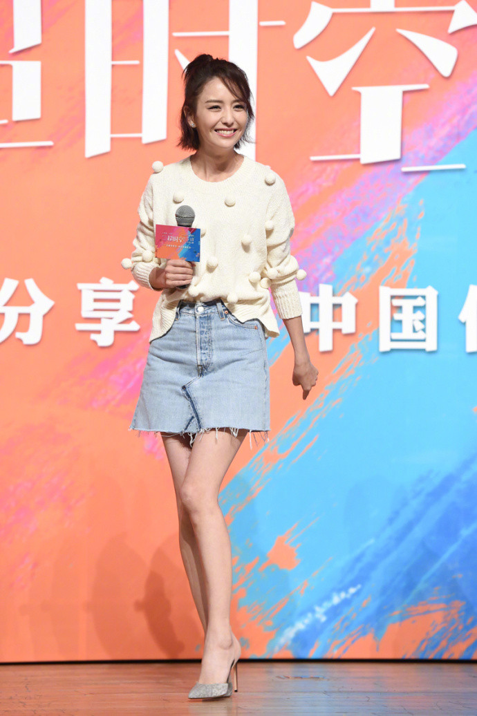 新疆美女明星佟丽娅身穿牛仔裤秀美腿小清新现