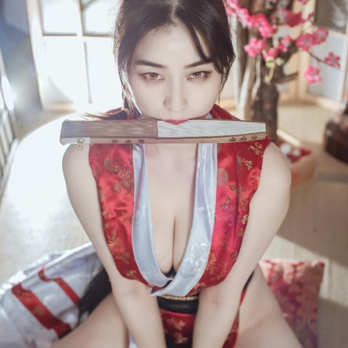 韩国性感美女金于炫秀美乳图片