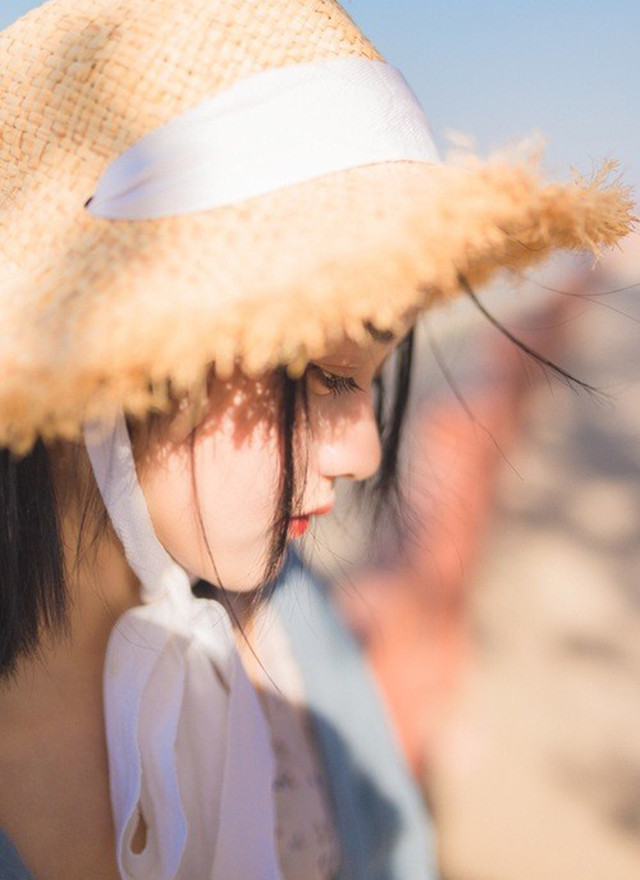 草帽少女写真,草帽少女沐浴阳光笑脸正能量写真