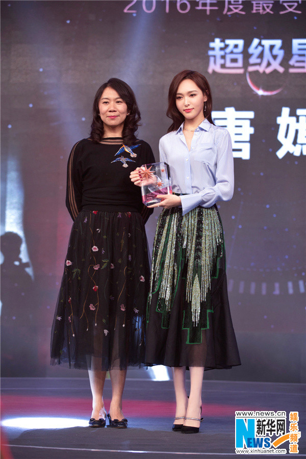 上海美女明星唐嫣知性优雅出席娱乐盛典